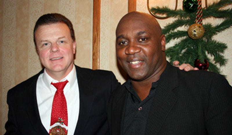 Bill Hanes giving Thurman Thomas HWM Award