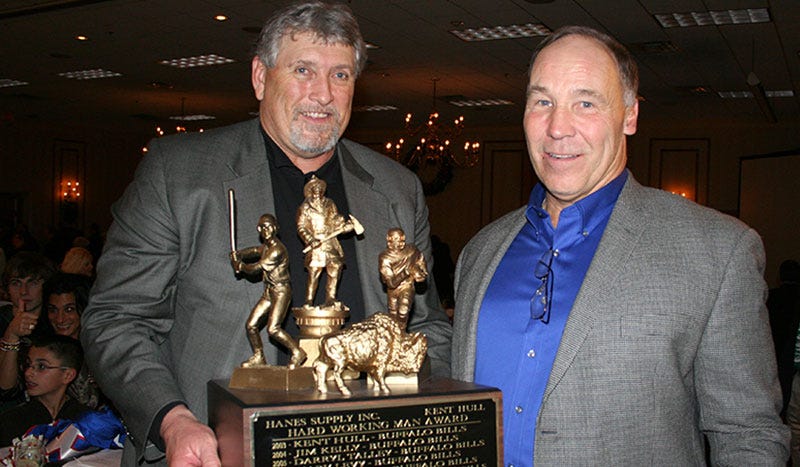 Kent Hull giving award to Joe Delamielleure Kent Hull giving award to Joe Delamielleure